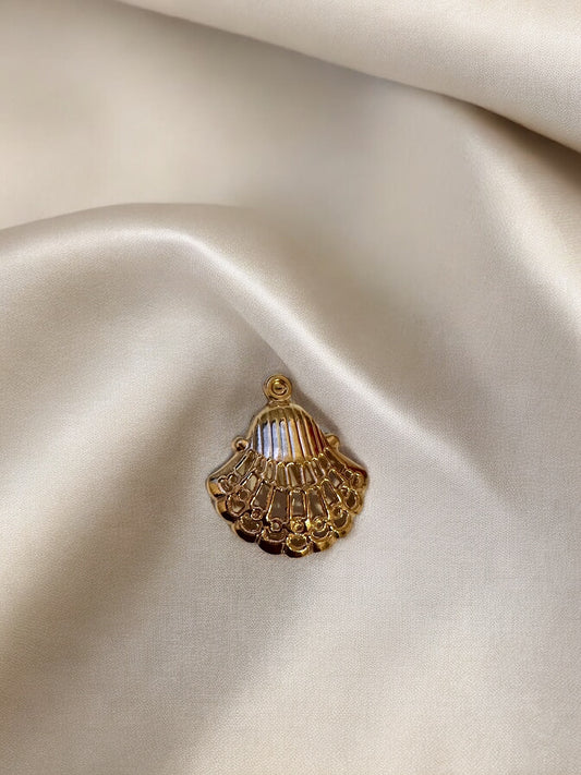 Clam Shell Charm