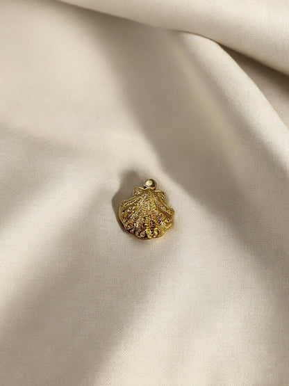 Luxe Clam Shell Charm